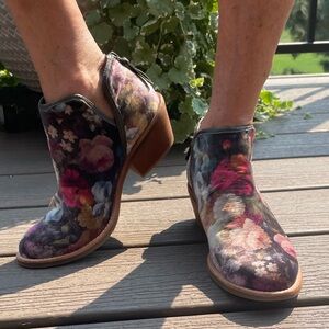 Floral unique Söfft velvet/suede shoe size 6